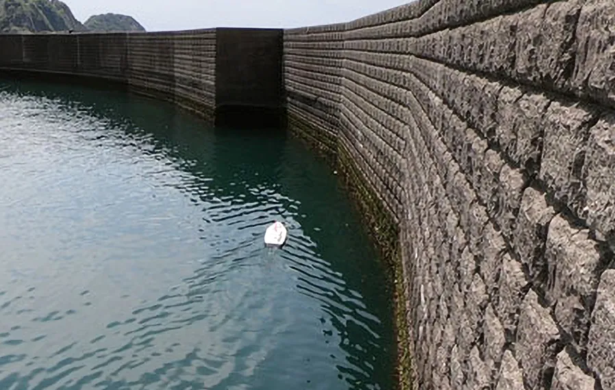 有人船では立ち入り困難な場所の測量にも対応。